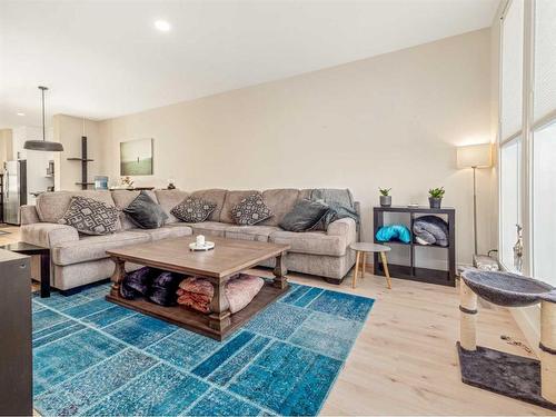 249 Grassland Boulevard West, Lethbridge, AB - Indoor Photo Showing Living Room