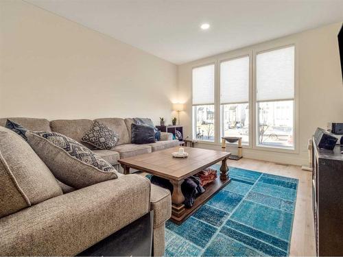 249 Grassland Boulevard West, Lethbridge, AB - Indoor Photo Showing Living Room