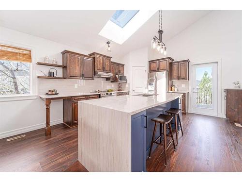 559 Canyon Cove West, Lethbridge, AB - Indoor Photo Showing Kitchen With Upgraded Kitchen