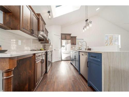 559 Canyon Cove West, Lethbridge, AB - Indoor Photo Showing Kitchen With Upgraded Kitchen