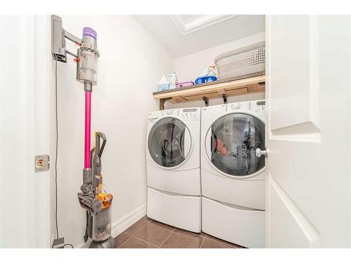 559 Canyon Cove West, Lethbridge, AB - Indoor Photo Showing Laundry Room