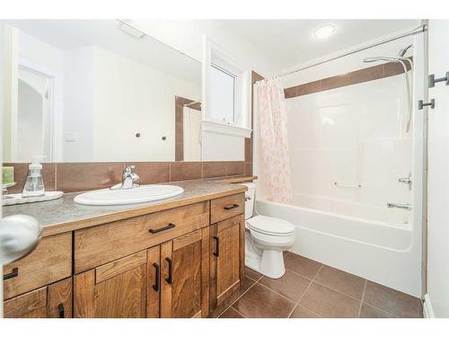 559 Canyon Cove West, Lethbridge, AB - Indoor Photo Showing Bathroom