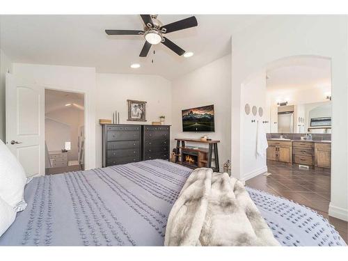 559 Canyon Cove West, Lethbridge, AB - Indoor Photo Showing Bedroom