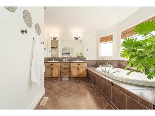 559 Canyon Cove West, Lethbridge, AB - Indoor Photo Showing Bathroom