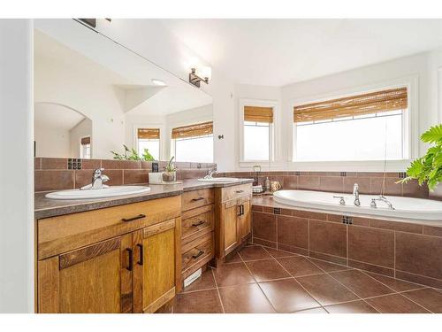 559 Canyon Cove West, Lethbridge, AB - Indoor Photo Showing Bathroom