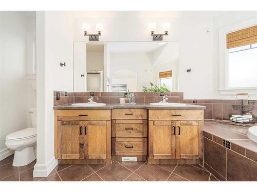 559 Canyon Cove West, Lethbridge, AB - Indoor Photo Showing Bathroom