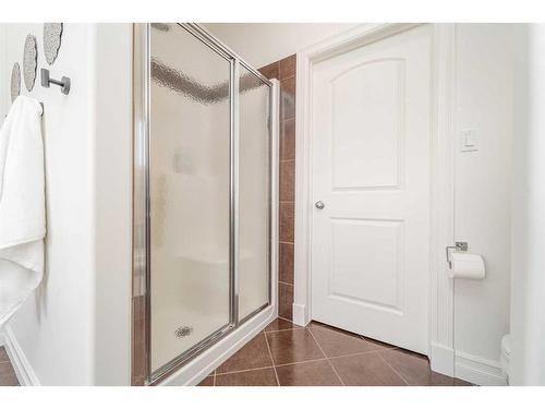 559 Canyon Cove West, Lethbridge, AB - Indoor Photo Showing Bathroom