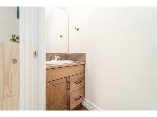 559 Canyon Cove West, Lethbridge, AB - Indoor Photo Showing Bathroom