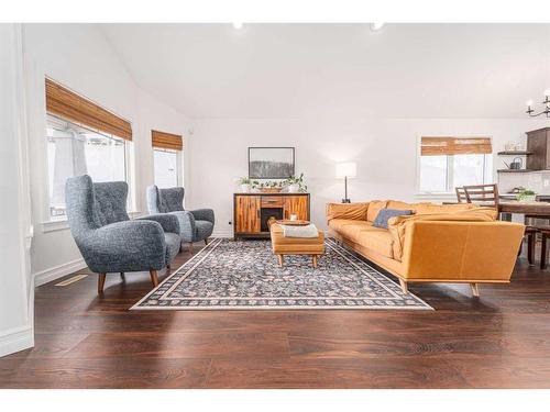 559 Canyon Cove West, Lethbridge, AB - Indoor Photo Showing Living Room