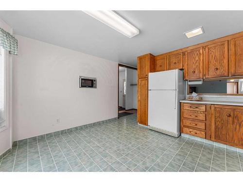 4913 51 Avenue, Stavely, AB - Indoor Photo Showing Kitchen