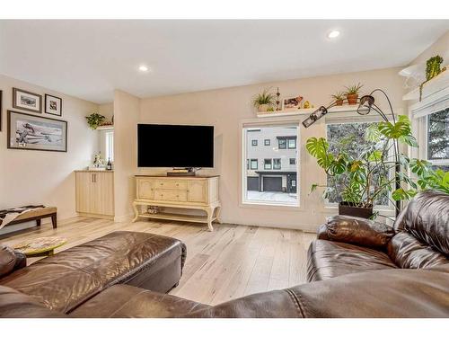 1-270 Couleesprings Terrace South, Lethbridge, AB - Indoor Photo Showing Living Room