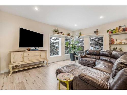 1-270 Couleesprings Terrace South, Lethbridge, AB - Indoor Photo Showing Living Room