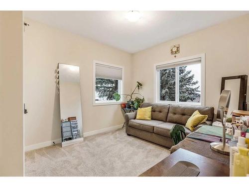 1-270 Couleesprings Terrace South, Lethbridge, AB - Indoor Photo Showing Living Room