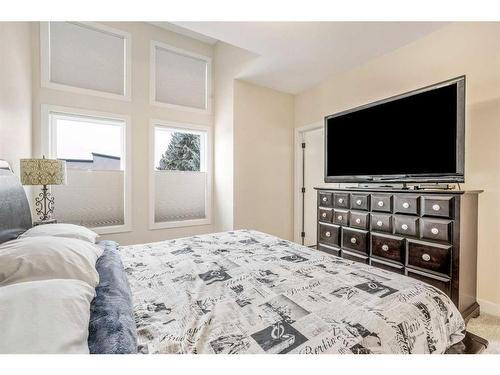 1-270 Couleesprings Terrace South, Lethbridge, AB - Indoor Photo Showing Bedroom