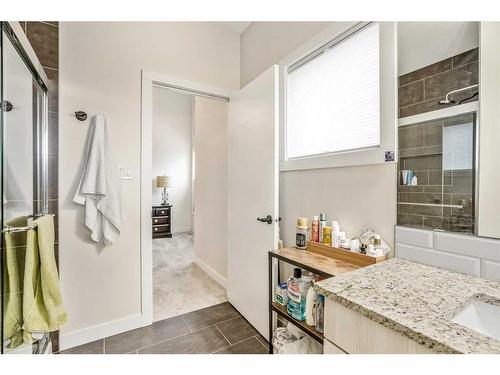 1-270 Couleesprings Terrace South, Lethbridge, AB - Indoor Photo Showing Bathroom