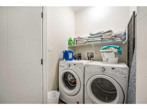 1-270 Couleesprings Terrace South, Lethbridge, AB - Indoor Photo Showing Laundry Room