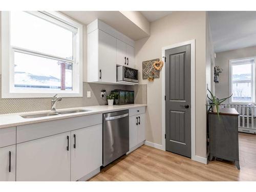 645 Aquitania Boulevard West, Lethbridge, AB - Indoor Photo Showing Kitchen With Double Sink