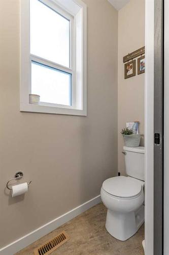 645 Aquitania Boulevard West, Lethbridge, AB - Indoor Photo Showing Bathroom