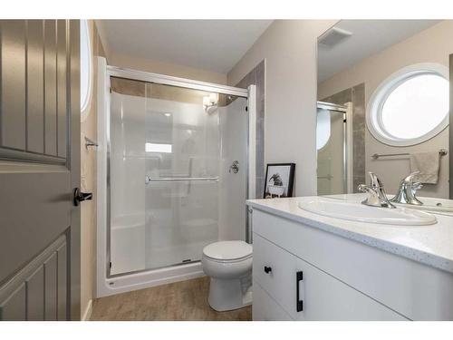 645 Aquitania Boulevard West, Lethbridge, AB - Indoor Photo Showing Bathroom