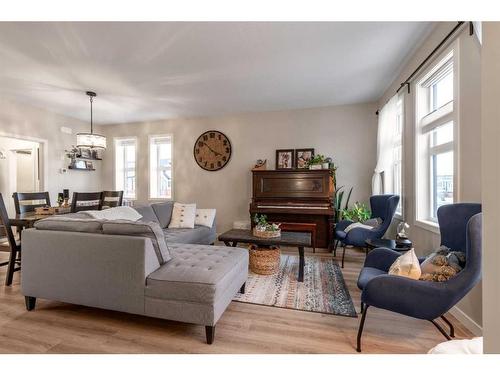 645 Aquitania Boulevard West, Lethbridge, AB - Indoor Photo Showing Living Room