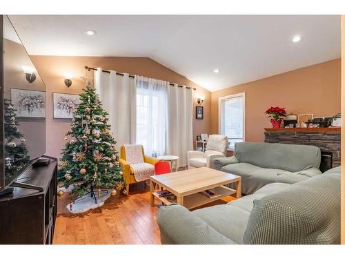 311 Barons Street, Nobleford, AB - Indoor Photo Showing Living Room