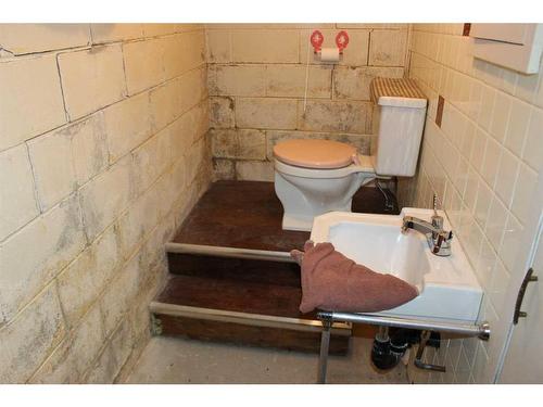 205 2Nd Street, Picture Butte, AB - Indoor Photo Showing Bathroom