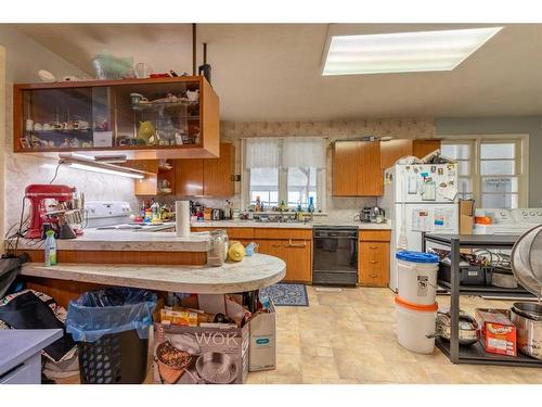 343 1St Street West, Cardston, AB - Indoor Photo Showing Kitchen