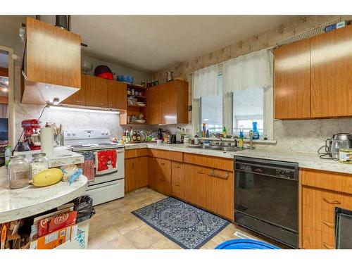 343 1St Street West, Cardston, AB - Indoor Photo Showing Kitchen With Double Sink