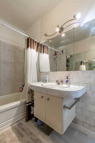 343 1St Street West, Cardston, AB - Indoor Photo Showing Bathroom