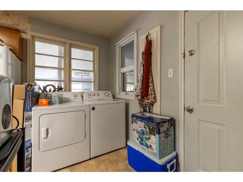 343 1St Street West, Cardston, AB - Indoor Photo Showing Laundry Room