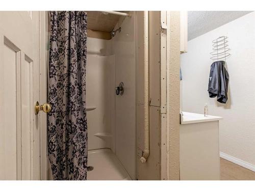 343 1St Street West, Cardston, AB - Indoor Photo Showing Bathroom