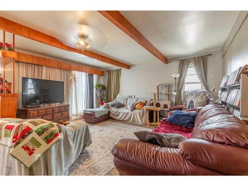 343 1St Street West, Cardston, AB - Indoor Photo Showing Living Room