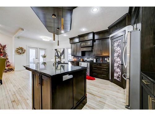 4 Heritage Point West, Lethbridge, AB - Indoor Photo Showing Kitchen With Upgraded Kitchen