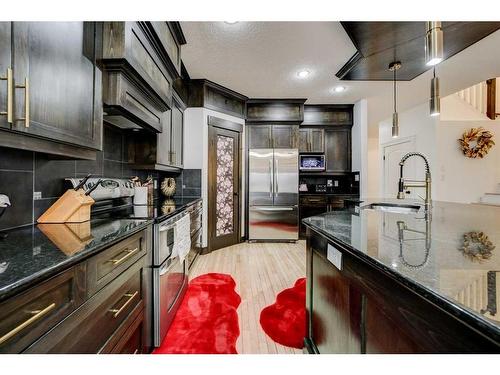 4 Heritage Point West, Lethbridge, AB - Indoor Photo Showing Kitchen With Upgraded Kitchen