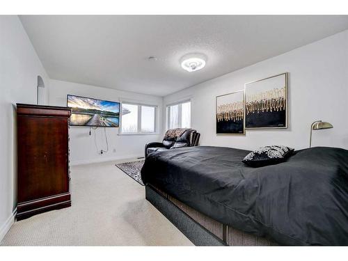 4 Heritage Point West, Lethbridge, AB - Indoor Photo Showing Bedroom