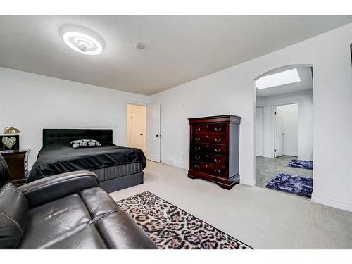 4 Heritage Point West, Lethbridge, AB - Indoor Photo Showing Bedroom