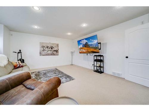 4 Heritage Point West, Lethbridge, AB - Indoor Photo Showing Living Room