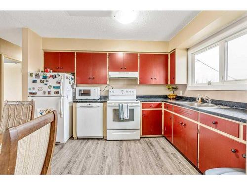 501 51 Avenue, Coalhurst, AB - Indoor Photo Showing Kitchen With Double Sink