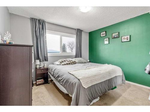 501 51 Avenue, Coalhurst, AB - Indoor Photo Showing Bedroom