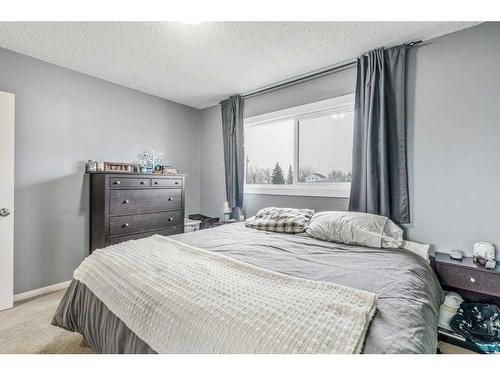 501 51 Avenue, Coalhurst, AB - Indoor Photo Showing Bedroom