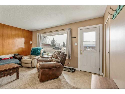 501 51 Avenue, Coalhurst, AB - Indoor Photo Showing Living Room