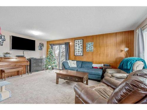 501 51 Avenue, Coalhurst, AB - Indoor Photo Showing Living Room