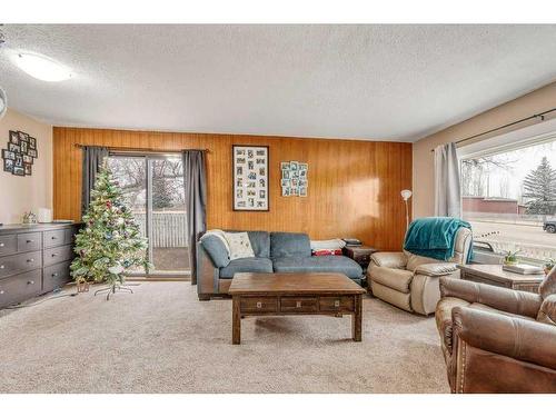 501 51 Avenue, Coalhurst, AB - Indoor Photo Showing Living Room