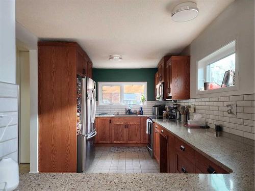 1308 Huron Place South, Lethbridge, AB - Indoor Photo Showing Kitchen