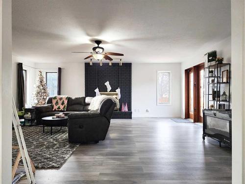 1308 Huron Place South, Lethbridge, AB - Indoor Photo Showing Living Room