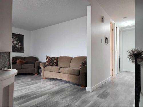 1308 Huron Place South, Lethbridge, AB - Indoor Photo Showing Living Room