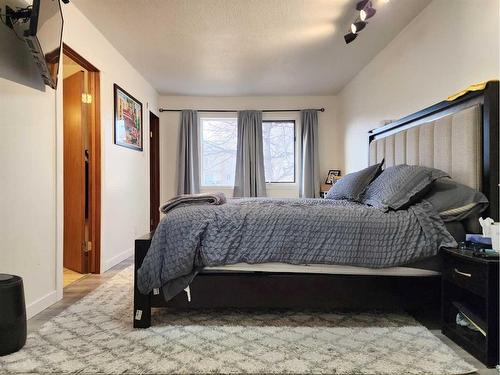 1308 Huron Place South, Lethbridge, AB - Indoor Photo Showing Bedroom