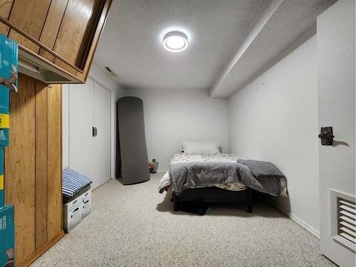 1308 Huron Place South, Lethbridge, AB - Indoor Photo Showing Bedroom