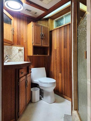 1308 Huron Place South, Lethbridge, AB - Indoor Photo Showing Bathroom