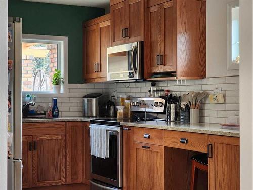 1308 Huron Place South, Lethbridge, AB - Indoor Photo Showing Kitchen